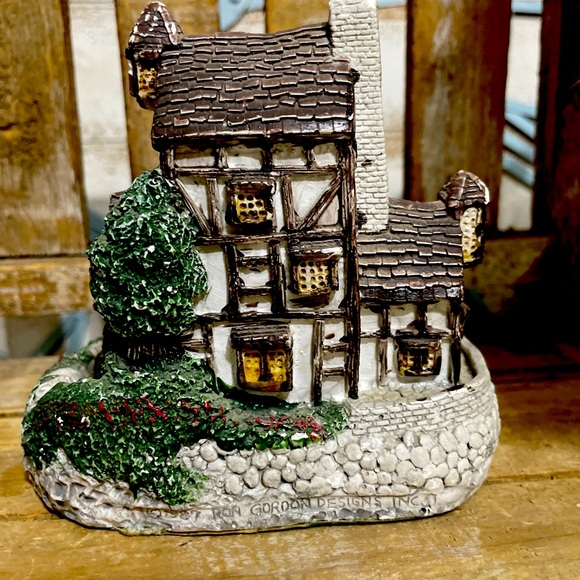 Ron Gordon Designs Lighted Old English Cottage 1986 - Picture 2 of 4